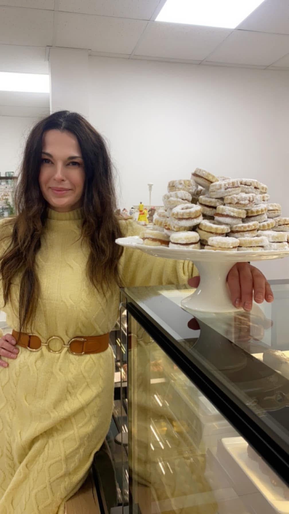 Milana Radovančev Đurđev, vlasnica radionice Mon Chéri, sa poslužavnikom vanilica